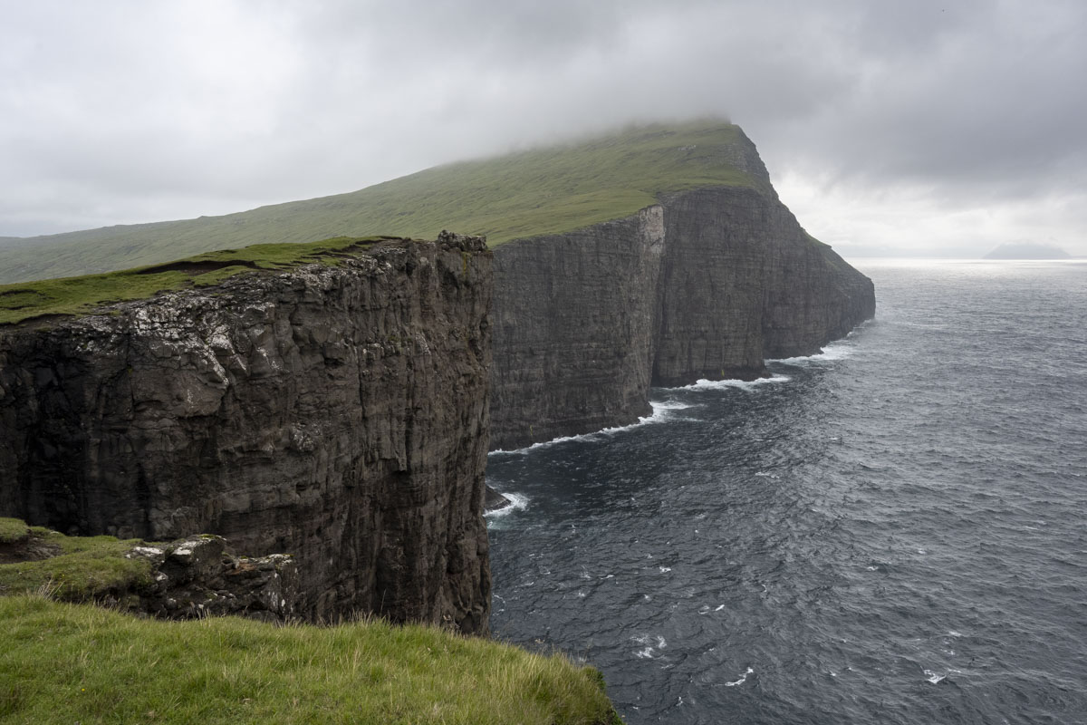 A sea cliff on the Lake Leitisvatn hike